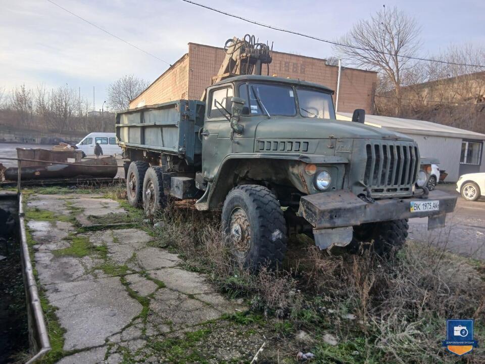Вантажний автомобіль УРАЛ 5557 з маніпулятором, 1988 року випуску - Photo