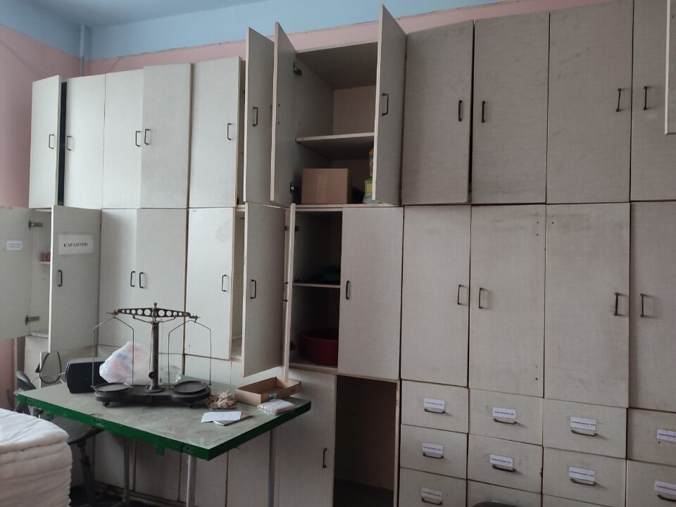 Шафи білого кольору з дверцятами та шухлядами в кількості 9 штук б/в ...