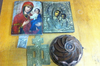 Старовинні ікони, посуд та хрести