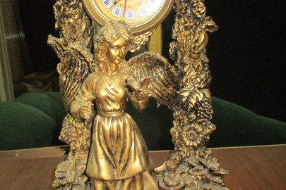 Декоративна статуетка з годинником