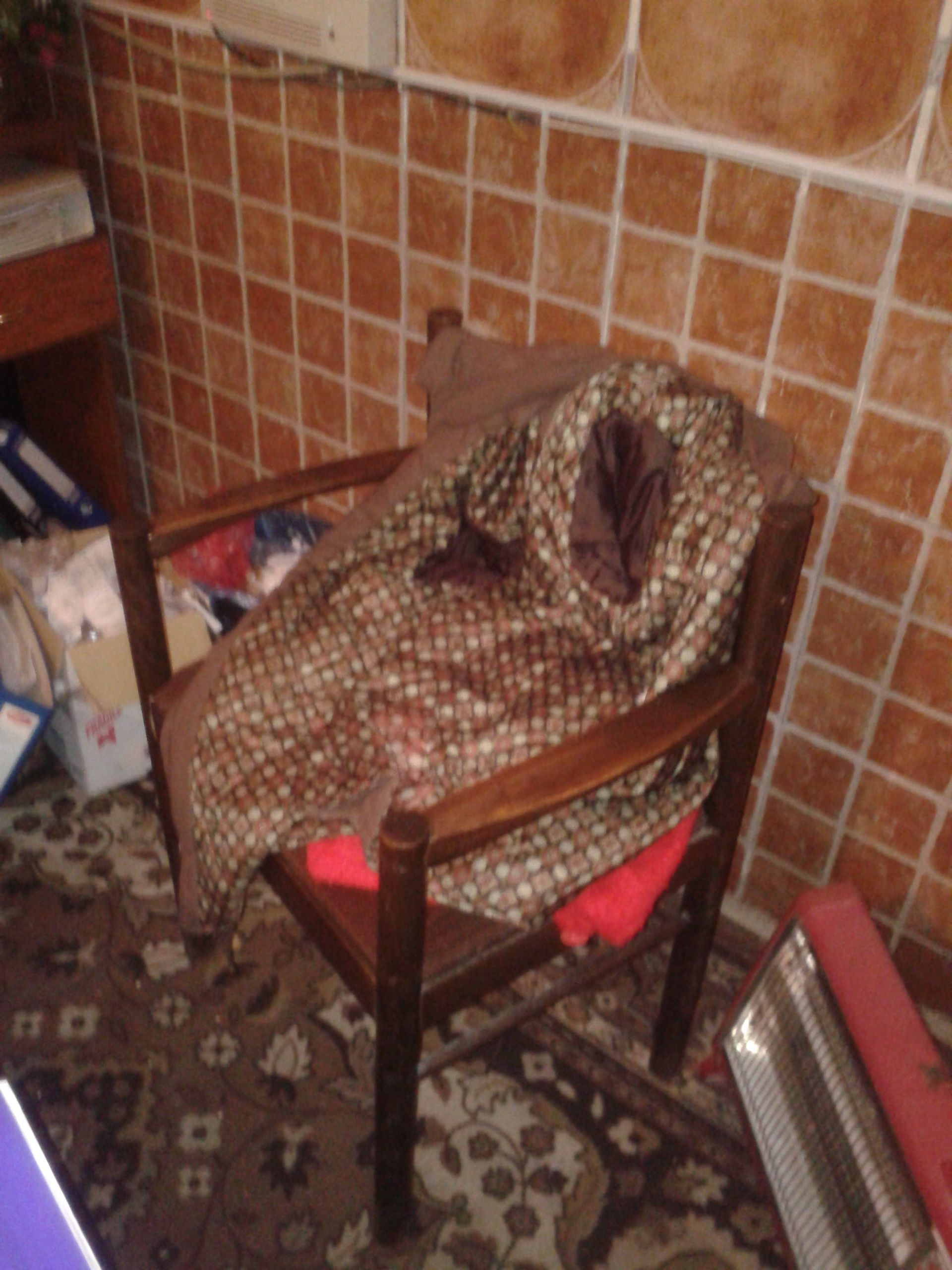 Крісло дерев'яне , коричневого кольору.