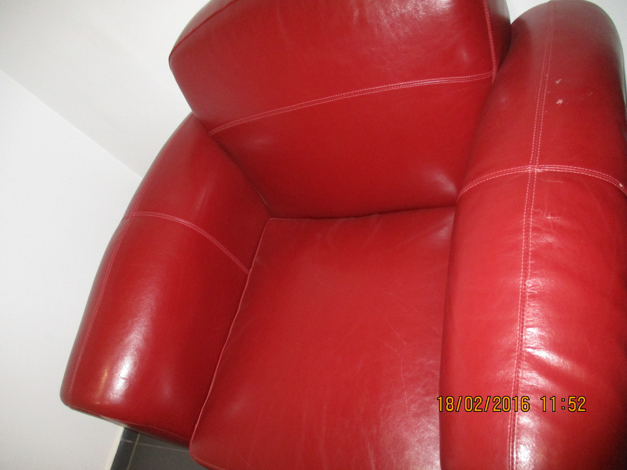 Крісла м'які червоного кольору в кількості 2 шт.