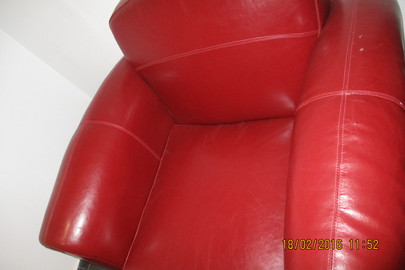 Крісла м'які червоного кольору в кількості 2 шт.