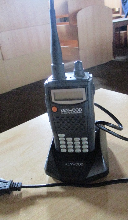 Рація марки KENWOOD, чорного кольору, б/к., робочий стан не перевірявся, із зарядним пристроєм