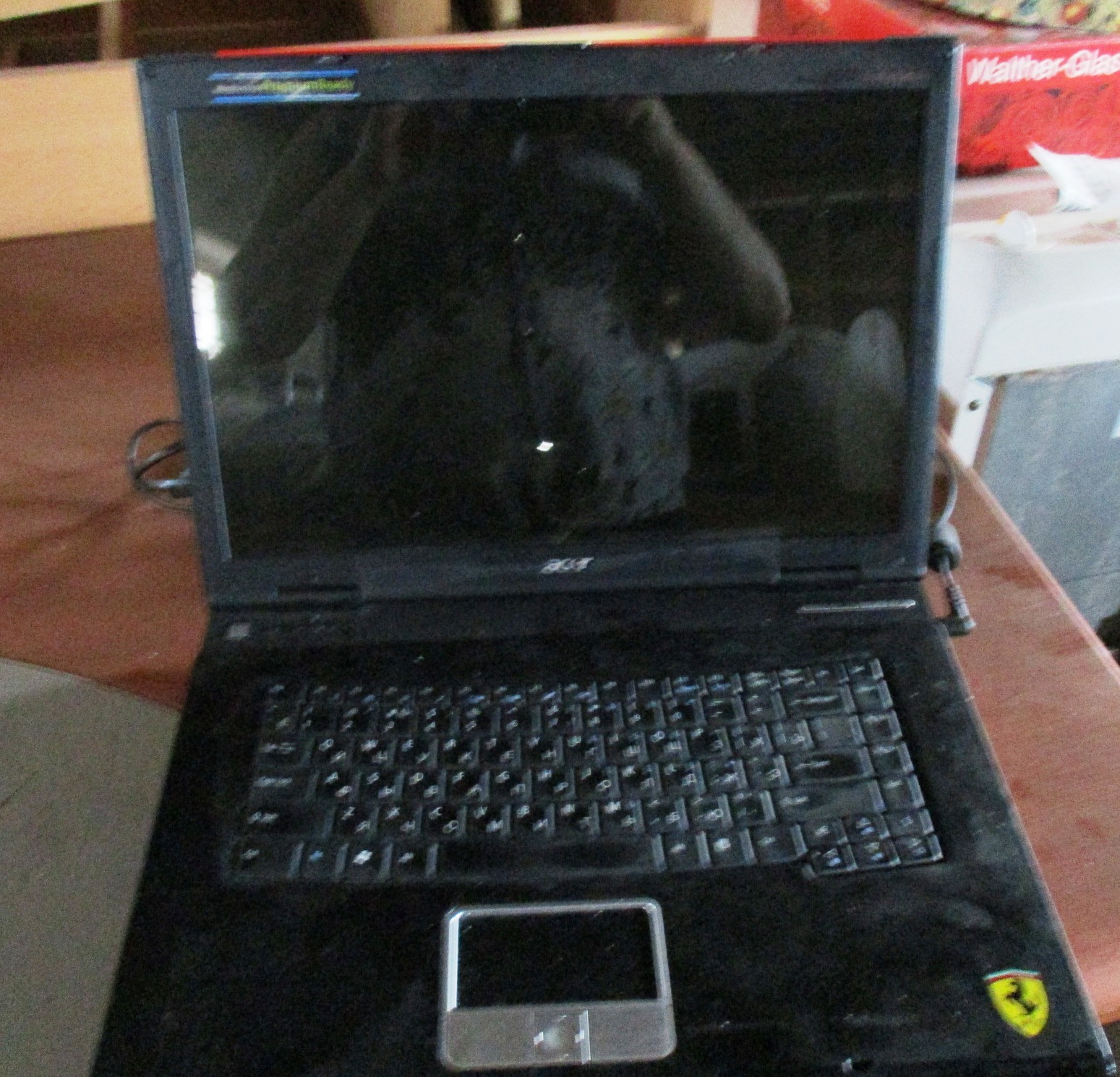 Ноутбук чорного кольору із червоною вставкою, марки ACER, с/н LXFR4051636460D60C2500, б/к робочий стан не перевірявся, кабель живлення відсутній.