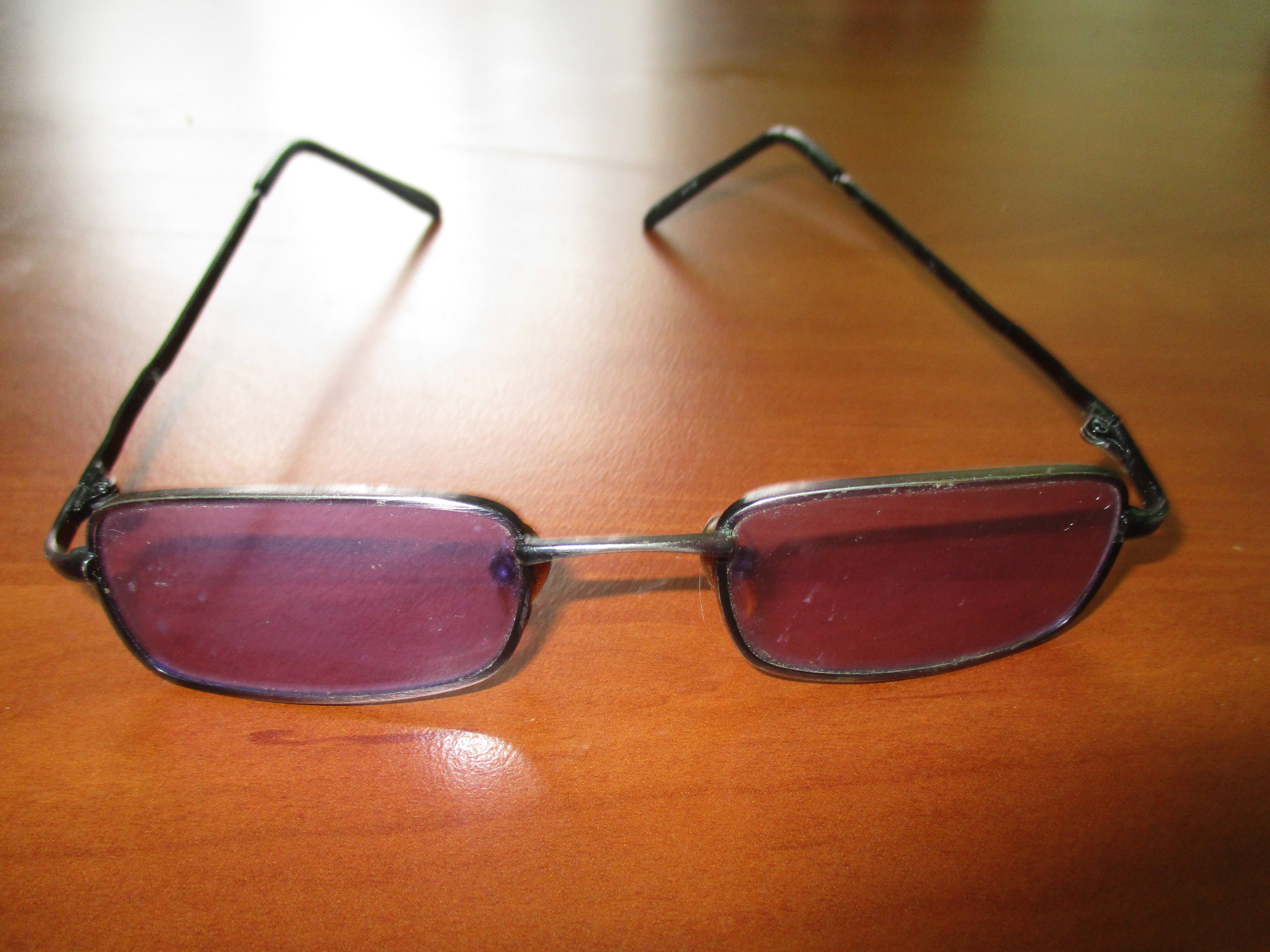 Солцезахисні окуляри, скло фіолетового кольору