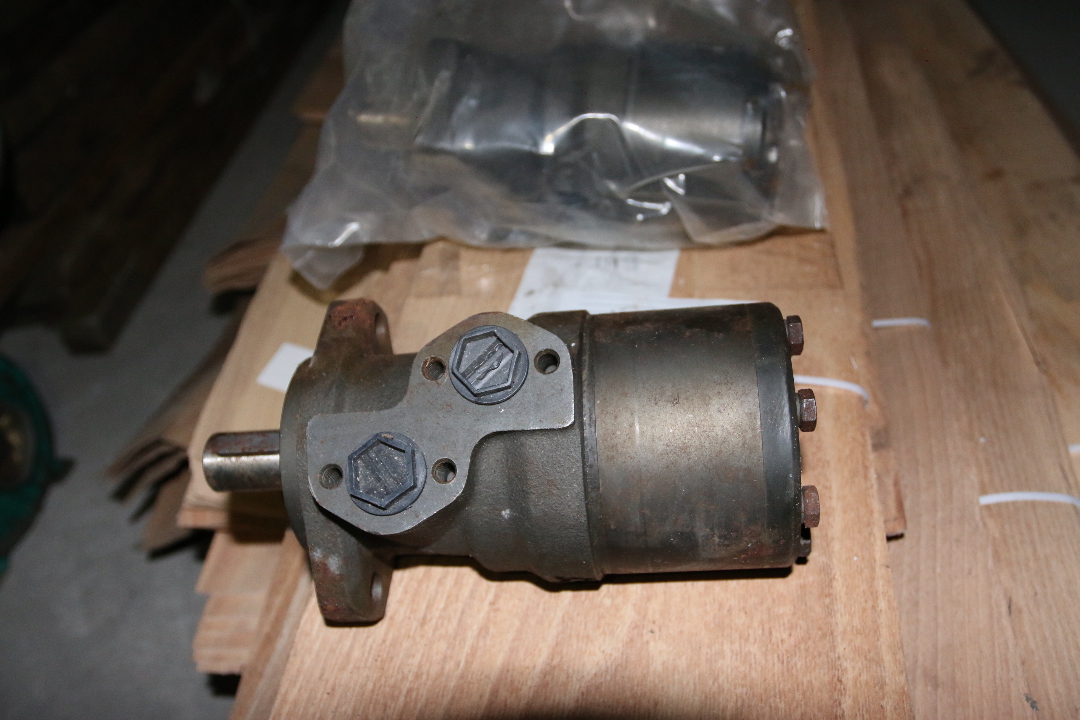 Двигуни гідравлічні силові (7 шт.) та шарнірні металеві ланцюги (2 шт.)