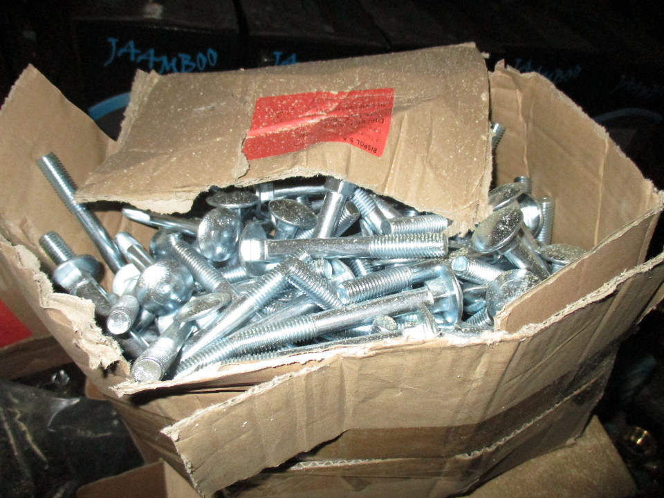 Болти металеві різних розмірів  в кількості 2010 шт.