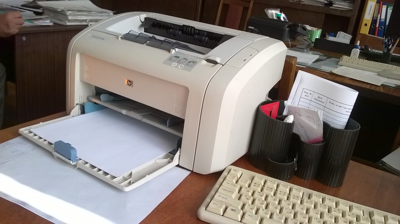 Принтер HP LaserJet 1018 (білого кольору, б/в, в робочому стані)