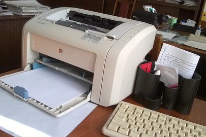 Принтер HP LaserJet 1018 (білого кольору, б/в, в робочому стані)