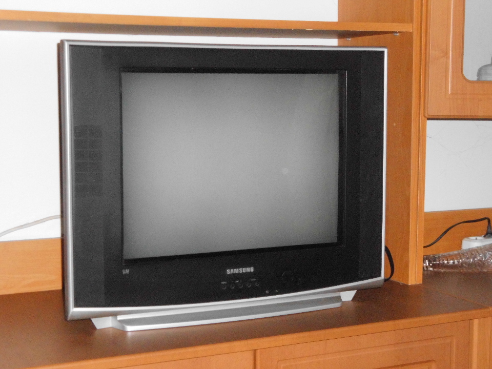 Телевізор SAMSUNG CS-21Z47ZQQ, сірого кольору в робочому стані