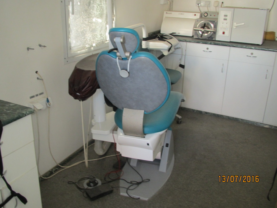 Стоматологічна установка Smile Mini з кріслом SK - 1 шт. та обладнання у кількості 260 одиниць.