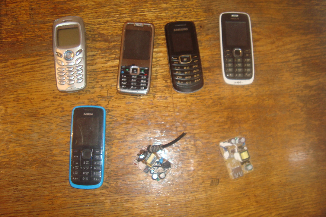 Мобільні телефони різних марок у кількості: 5 шт., та розібрані зарядні пристрої у кількості: 2 шт