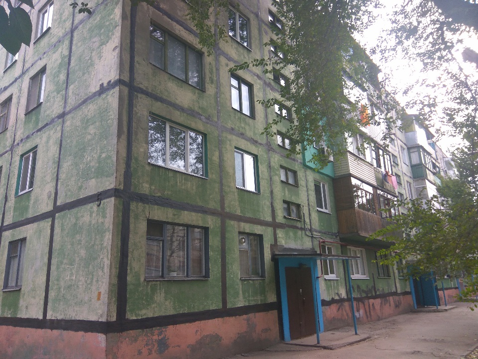 Трикімнатна квартира загальною площею 62,3 кв.м., яка знаходиться за адресою: Дніпропетровська обл., м. Дніпро, площа Новокодацька, буд. 5, кв. 13