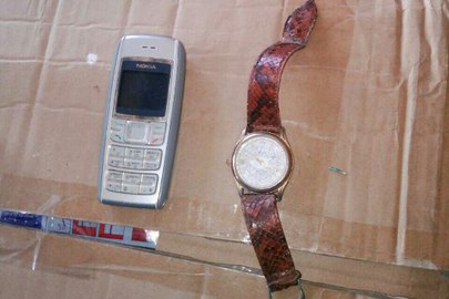 Мобільний телефон Nokia 1600 та годинник "Політ"