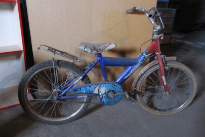 Велосипед дитячий синьо-червоного кольору марки SPIDERMAN, покритий ржавчиною, двохколісний, 20-и дюймові колеса,сидіння перемотане скотчем, б/к.