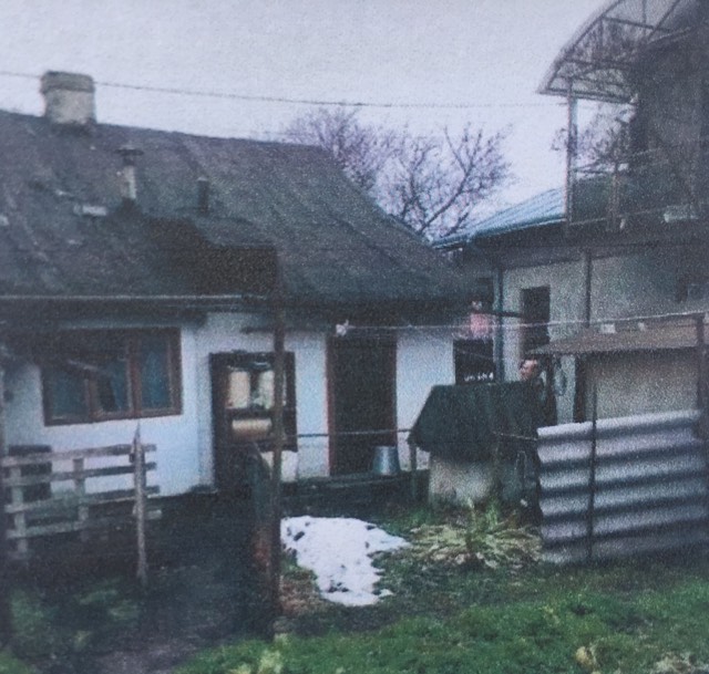 Предмет іпотеки: житловий будинок заг. пл. 49.4 кв.м. та земельна ділянка для обслуговування житлового будинку площею 0.0290 га, кадастровий №4610137500:06:005:0156 за адресою: м. Львів, вул. Степового, 18