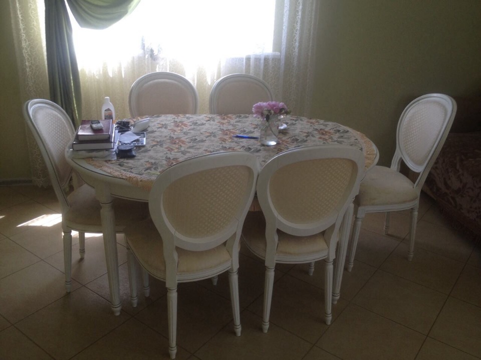 Кухонний (столовий) набір  (стіл та 6 крісел із м'якою обшивкою світло-молочного кольору)
