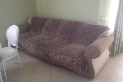 М'який диван коричневого кольору із квітковою гаммою 