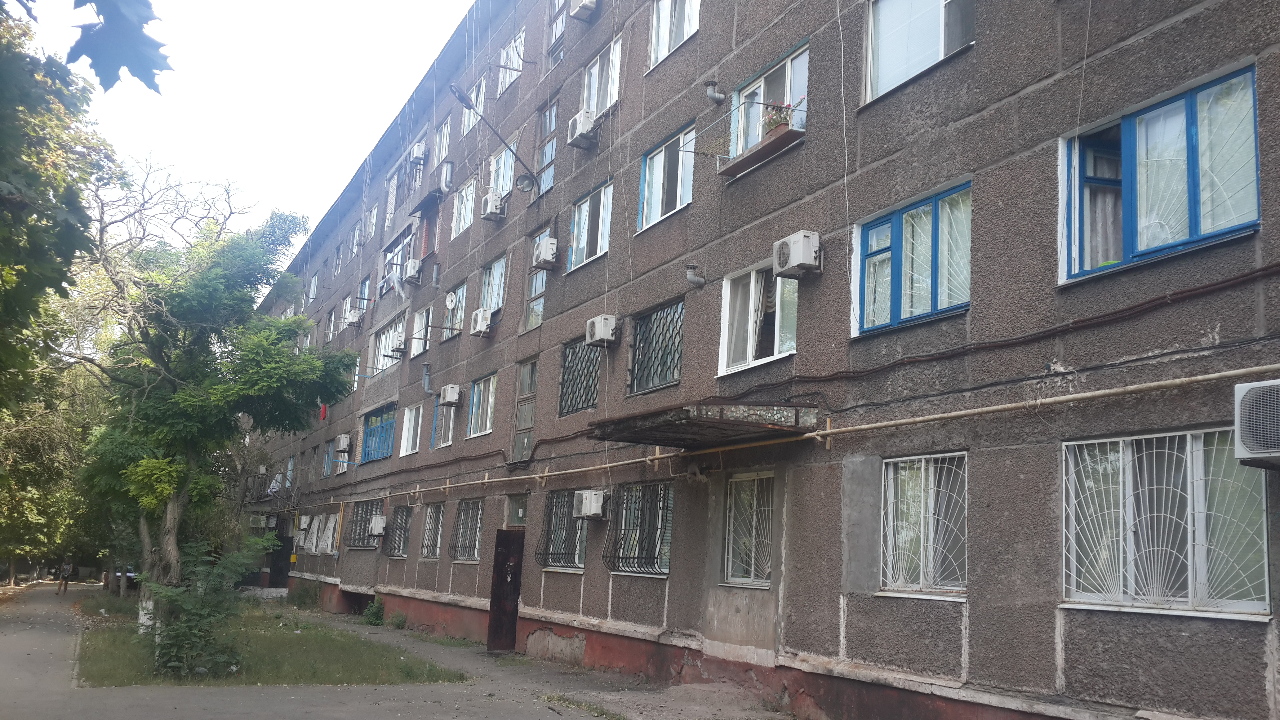 Двокімнатна житлова квартира, загальною площею 36.9 кв.м., що розташована за адресою: Донецька область, м. Маріуполь, вул. 130 Таганрозької дивізії, 108, кв. 15