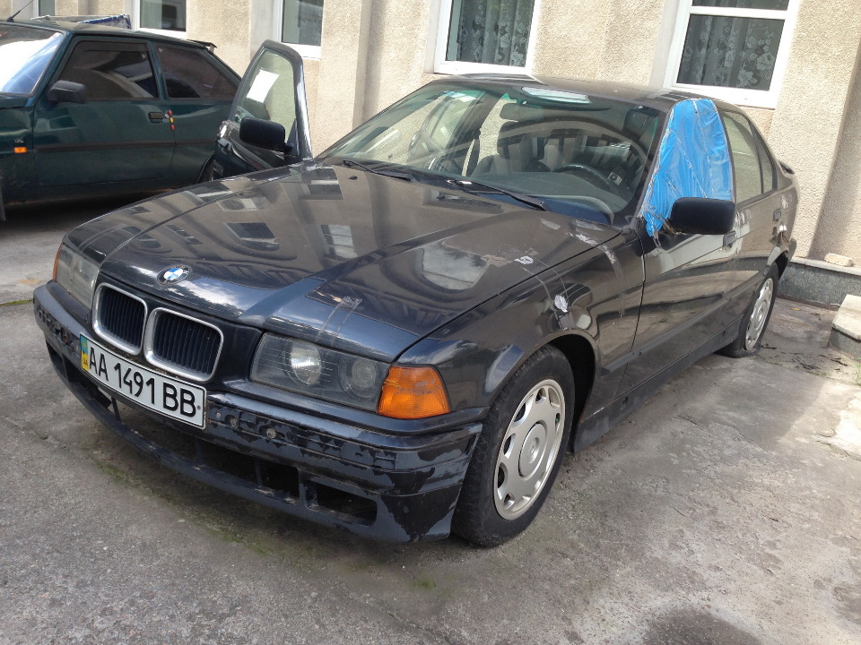 Легковий автомобіль BMW - 316, без д.н., чорного кольору, 1993 року випуску, кузов №WBACA110X0AJ45049