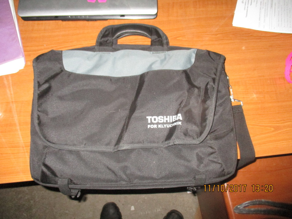 Сумка для ноутбуку TOSHIBA, чорного кольору з сірою вставкою.
