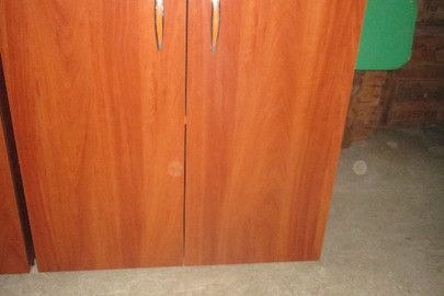 Шафа офісна з дерев'яними дверцятами, коричневого кольору