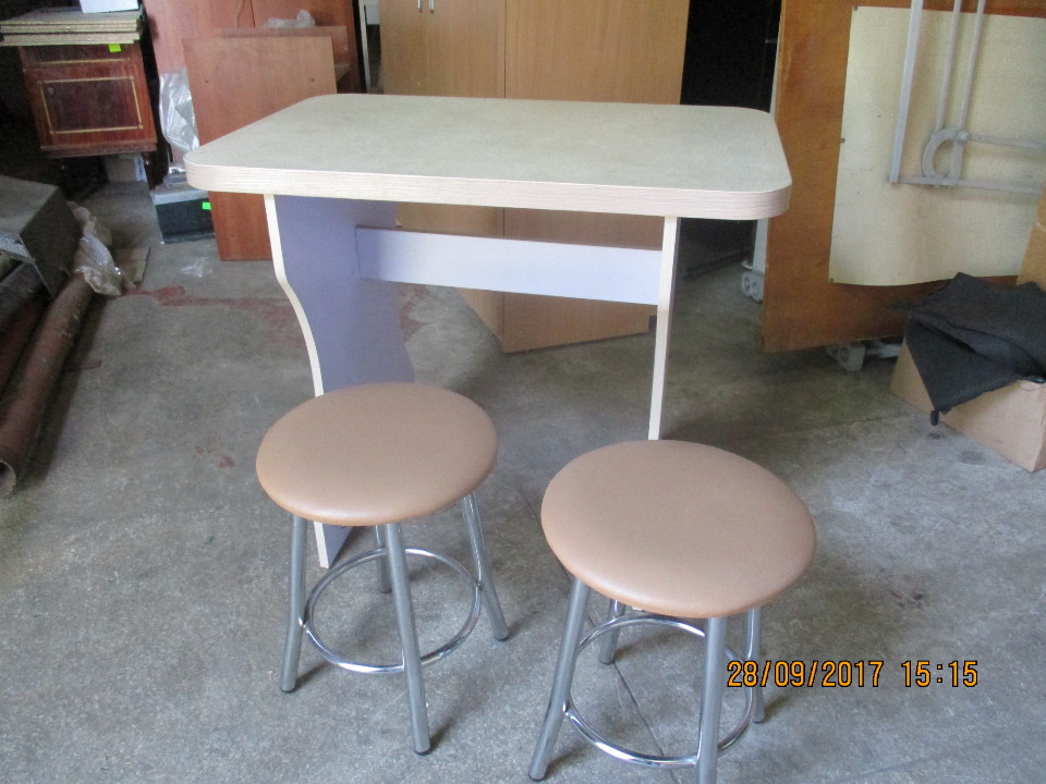 Стіл кухонний з двома стільцями, світлого кольору