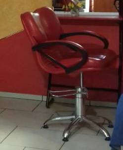 Крісло червоного кольору
