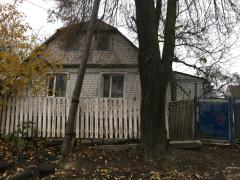 Предмет іпотеки. Будинок заг. площею 76,8 кв.м. з надвірними будівлями та земельна ділянка площею 0.0858 га, кадастр.номер:1822510100:01:006:0197, за адресою: Житомирська обл., м. Коростишів, вул. 8 Березня,55