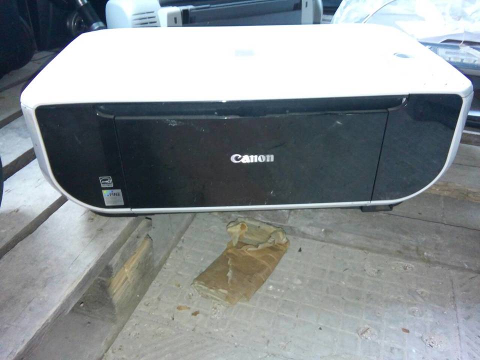 Сканер Canon, білого кольору, у неробочому стані, без кабелю живлення
