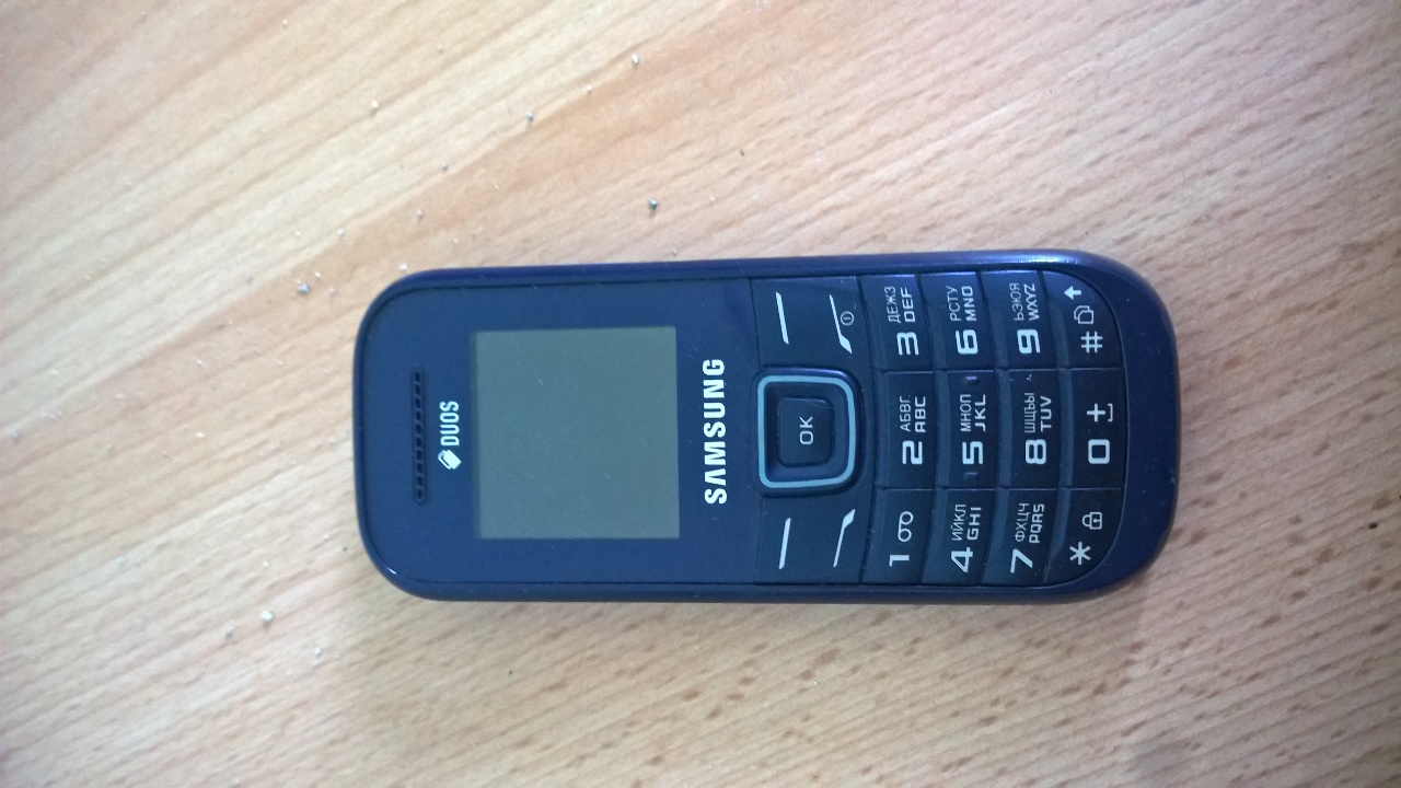 Мобільний телефон марки Samsung GT-E1202, темно-синього кольору , без кабеля зарядки , без акумуляторної кришки, без акумулятора, робочий стан не перевірявся