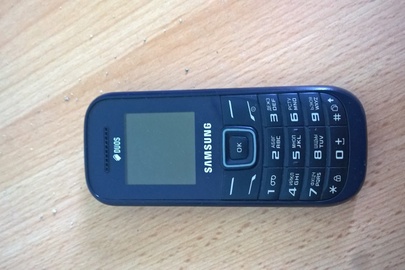 Мобільний телефон марки Samsung GT-E1202, темно-синього кольору , без кабеля зарядки , без акумуляторної кришки, без акумулятора, робочий стан не перевірявся