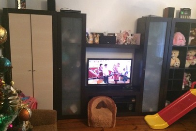 Стінка кремово-коричневого кольору, матеріал ДСП, шести дверна, із нішею під телевізор та відділенням із поличками