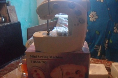Швейна машинка "Mini Sewing Machine FHSM-203" білого кольору