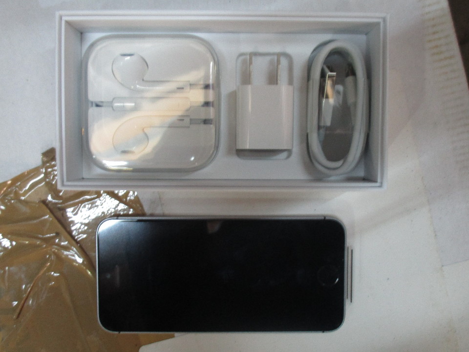 Мобільний телефон марки Apple iPhone SE, Spase Grey, 64 GB, model А1662, serial №DX3SWSDFH2XL,  IMEI/Meid: 358542076287159, новий, в заводській упаковці