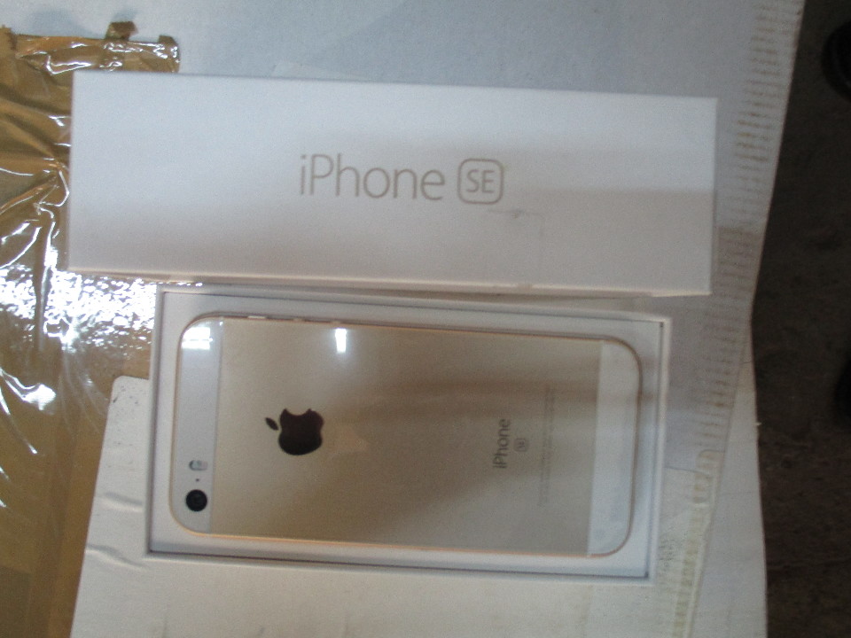 Мобільний телефон Apple Iphone SE Gold, 64GB, Model A1662, Part № MLXY2LL/A, Serial № F17RQH0VH2XT, IMEI/MEID 355434072980131 зі слідами незначного використання в заводській упаковці з аксесуарами (навушники, USB шнур, адаптер))
