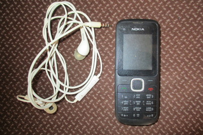 Мобільний телефон марки NOKIA C1, чорного кольору, б/в та навушники білого кольору б/в