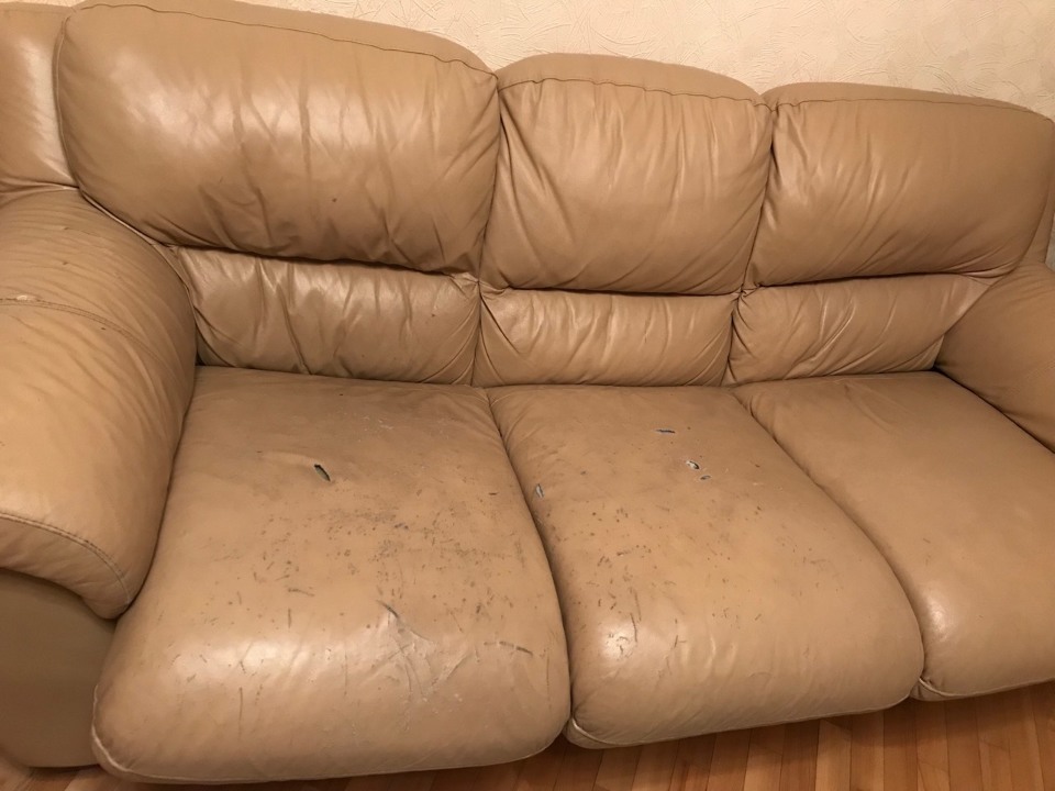 Шкіряний диван бежевого кольору, в задовільному стані, наявні пошкодження шкіряного покриття, б/в