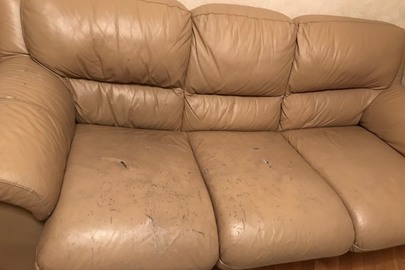 Шкіряний диван бежевого кольору, в задовільному стані, наявні пошкодження шкіряного покриття, б/в