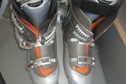 Черевики для гірських лиж марки Fisher, сірого кольору з помаранчевими вставками, розмір 28.5, б/в