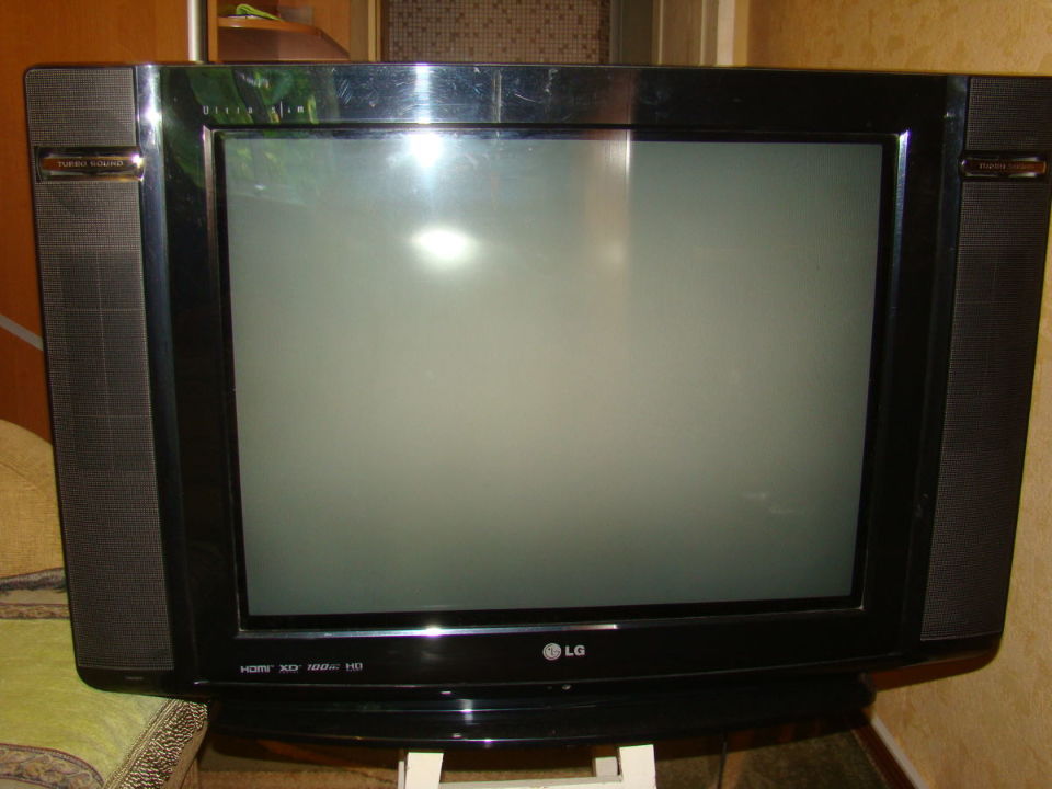Телевізор LG , чорного кольору, б/к, з пультом