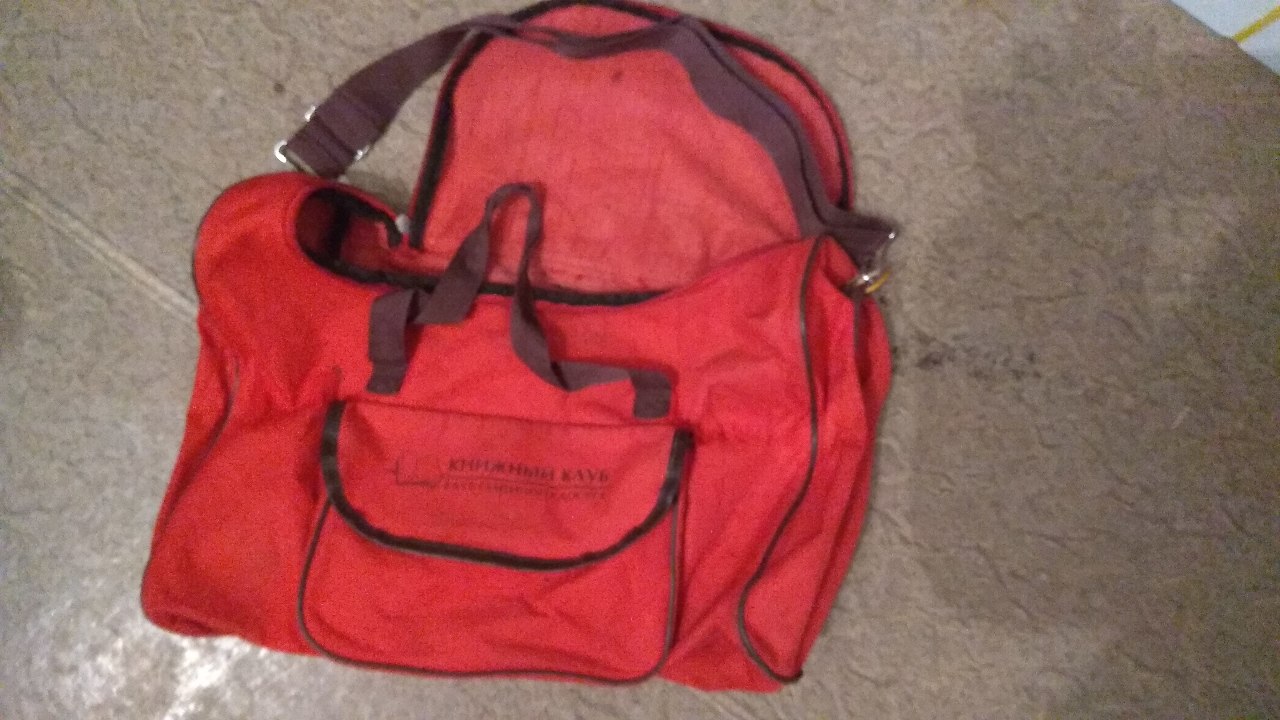 Спортивна сумка червоного кольору
