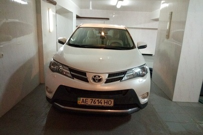 Автомобіль марки TOYOTA модель RAV 4, 2015 р.в., номер кузову: JTMDAREV30D067031, державний номер: АЕ7614НО