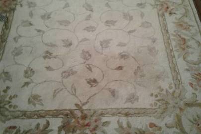 Набір килимів (3шт.), бежевого кольору з орнаментом, розмірами: 2,40 х 1,67 м. - 2 шт., 1,50 х 0,80 м. -1шт.