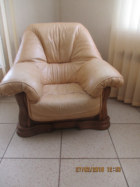 Шкіряні крісла світло коричневого кольору  - 2 шт.