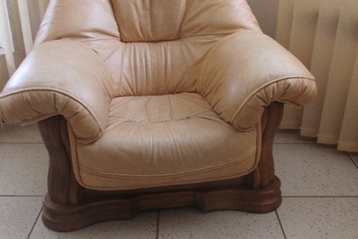 Шкіряні крісла світло коричневого кольору  - 2 шт.