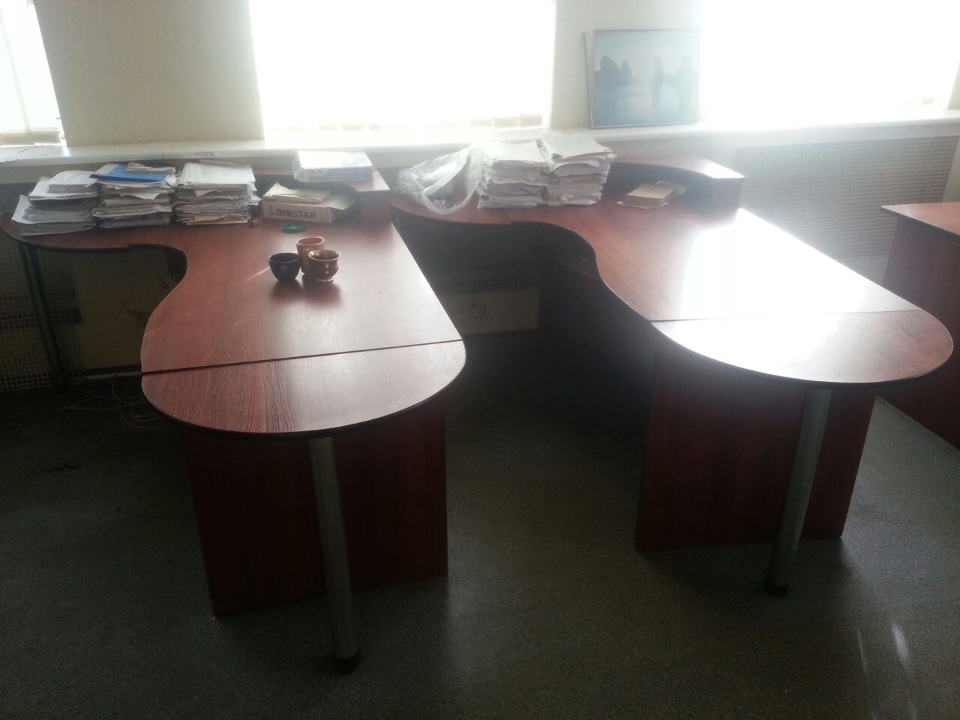 Стіл офісний, темно-коричневого кольору, б/в, 1 шт.