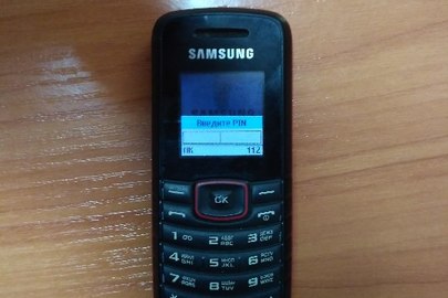 Мобільний телефон марки "Samsung GT-E 108i" із сім-картою мобільного оператора "Vodafon"