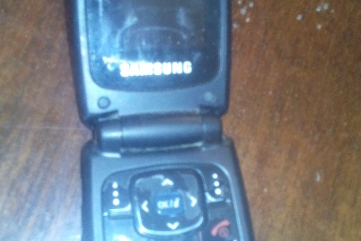 Мобільний телефон "Samsung SGH-X160", ІМЕІ: 359782/00/677735/3, чорного кольору, без задньої кришки, з батареєю живлення, б/в